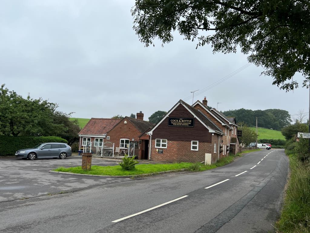 Lot: 105 - FREEHOLD PUB ON HALF AN ACRE PLOT -